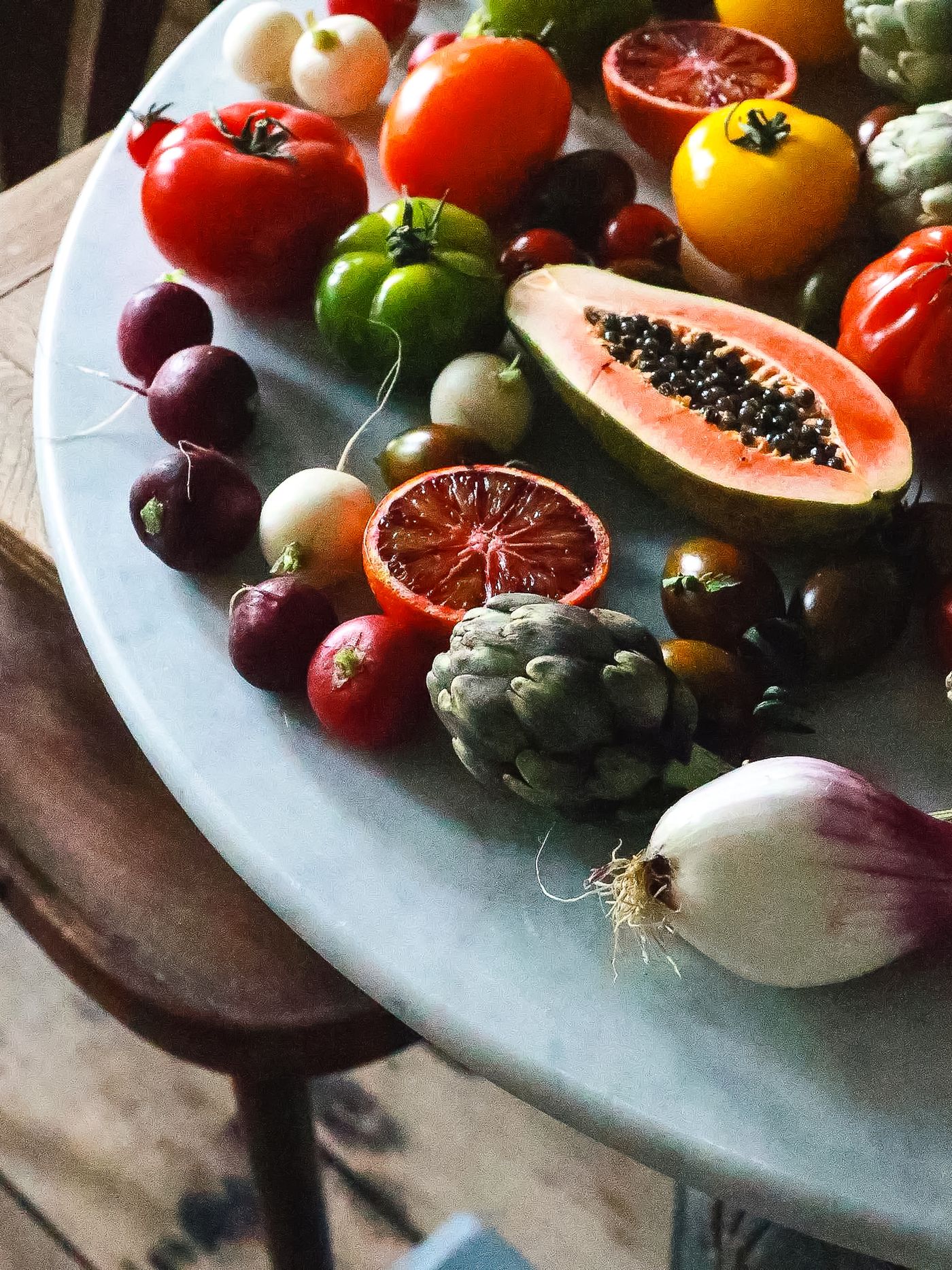 Frisches Obst und Gemüse auf einem hellen Tisch